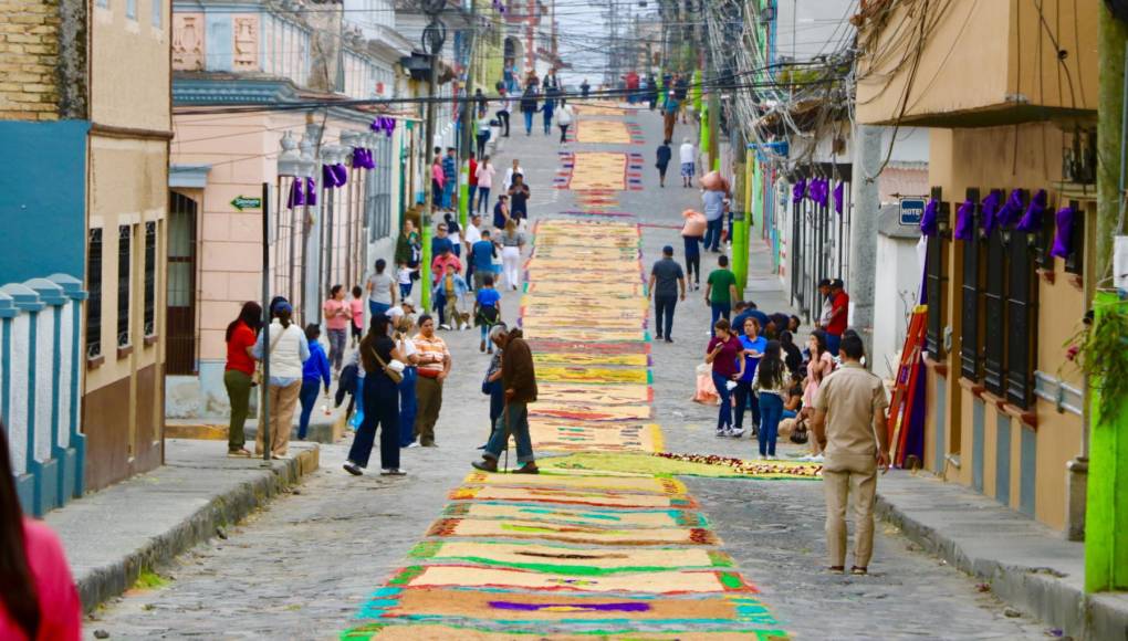 La decoración de las calles es una tradición arraigada que simboliza el camino de dolor y redención recorrido por Jesús hacia el Calvario. 