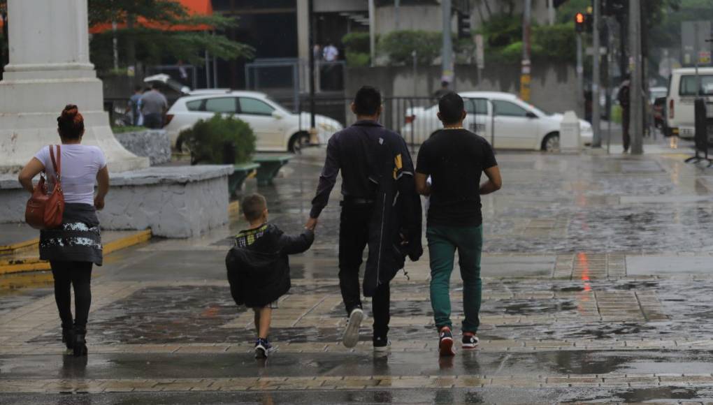 Los meteorólogos mencionaron que sobre el resto del país se pronostican lluvias y lloviznas débiles.