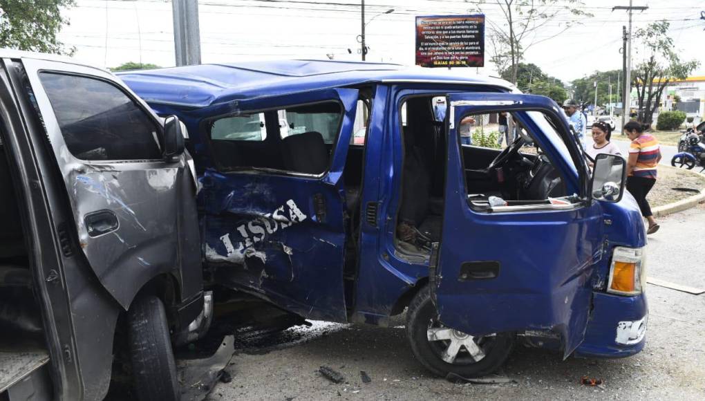El conductor de la unidad de transporte público no se percató que al intentar cruzar hacia el sector de la Rivera Hernández, un microbús privado se dirigía por el bulevar e impactó en un costado.