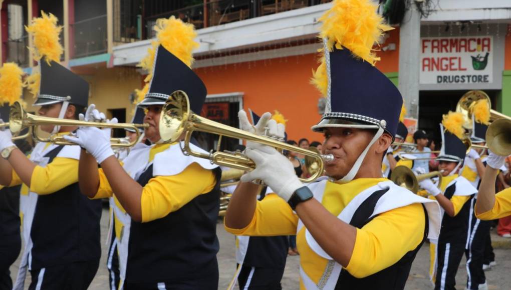 El desfile de carrozas inició con la espectacular participación de la Banda Marcial de La Ceiba, que impregnó de ritmo y sabor costeño a los copanecos y visitantes nacionales y extranjeros.