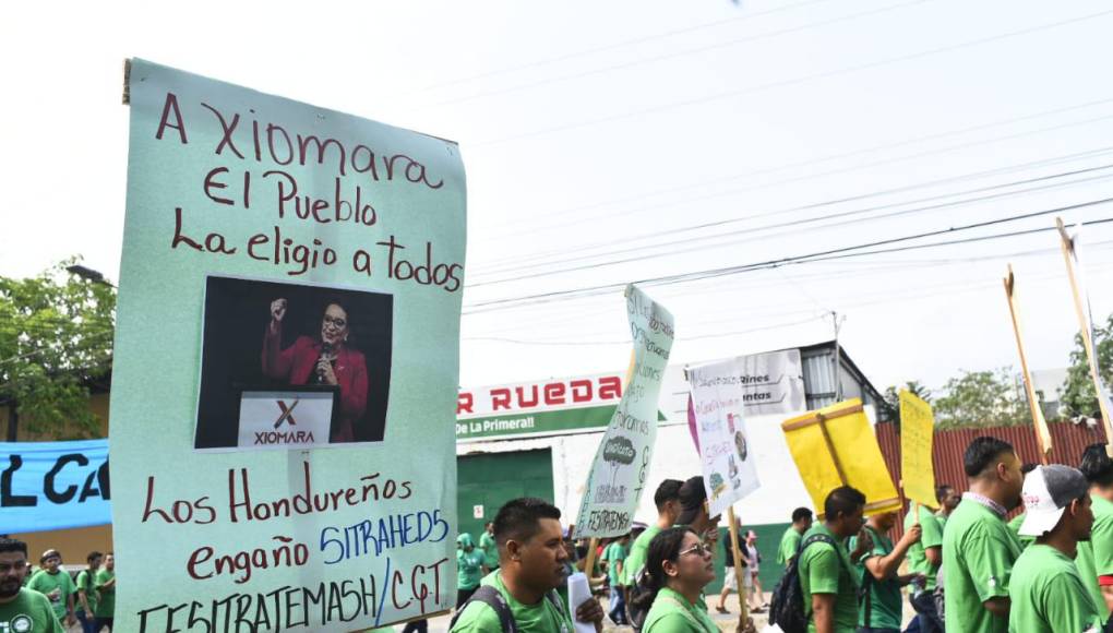 Los obreros cargaron pancartas, algunas de ellas, con mensajes hacia la presidenta Xiomara Castro. 