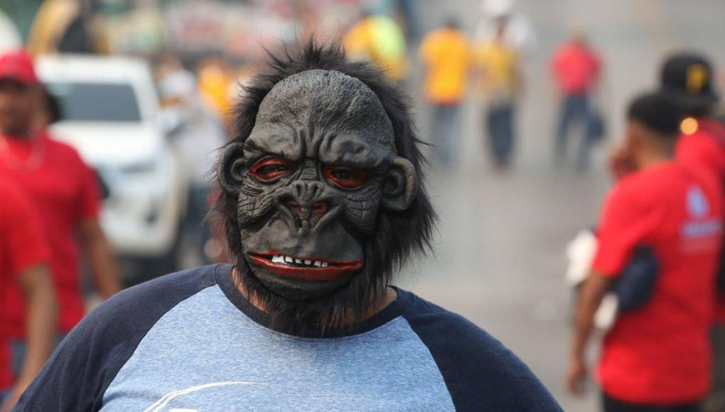 Este hombre causó asombro en los presentes debido a la máscara que utilizó para manifestarse este 1 de mayo en la capital. 