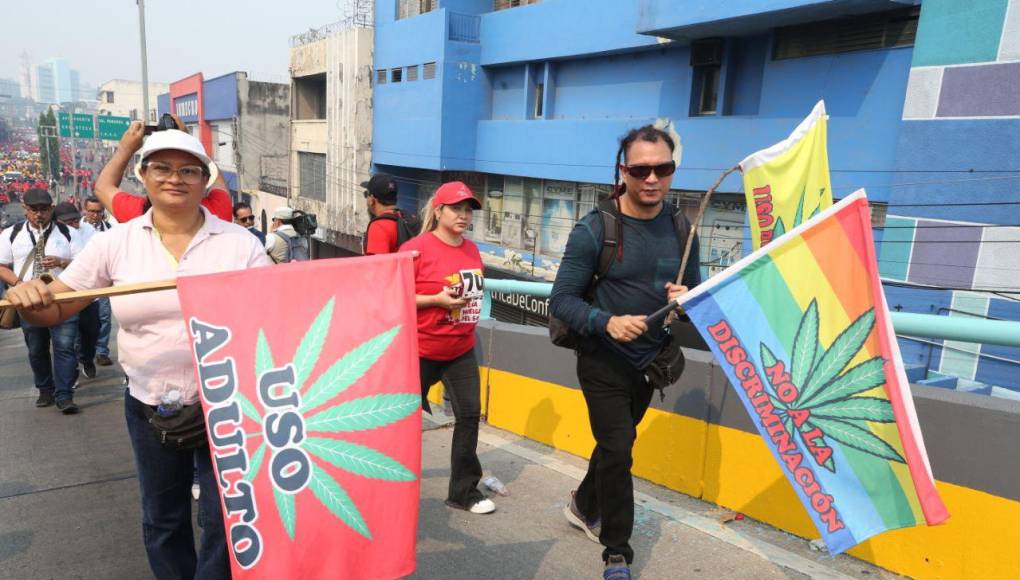 Otros grupos aprovecharon la movilización para pedir la legalización del cannabis en Honduras. 
