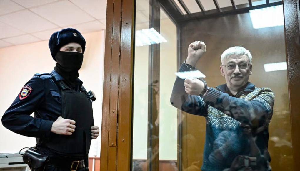Otros opositores están encarcelados, como Oleg Orlov, figura de la defensa de los derechos humanos y de la emblemática ONG Memorial, condenado a fines de febrero a dos años y medio de cárcel por condenar la ofensiva rusa en Ucrania.