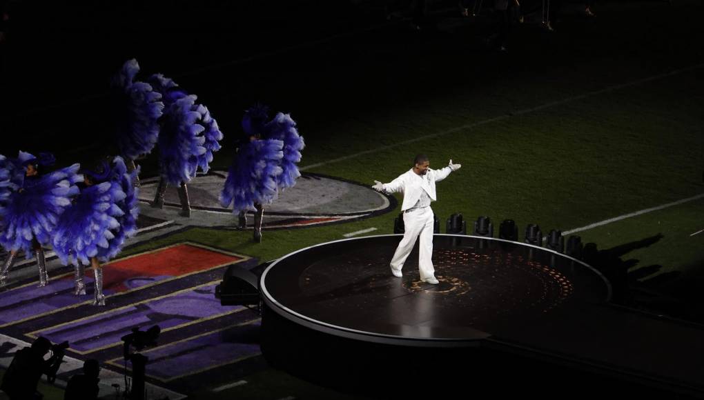 En el inicio del Halftime Show del Super Bowl 2024, Usher cantó una de sus canciones más románticas, con la que fue dando apertura al éxtasis de sus otras interpretaciones. 