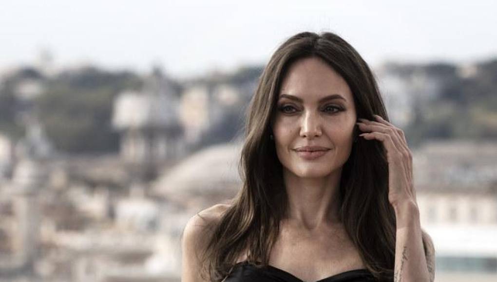 Angelina Jolie se lanza al diseño de moda sostenible