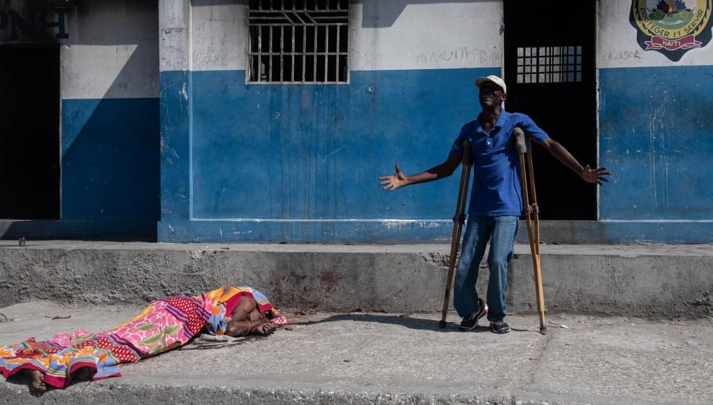 El día anterior, hombres armados atacaron el palacio de la Presidencia y la comisaría de Puerto Príncipe, confirmó a la AFP el coordinador general del sindicato de la policía haitiana (Synapoha). Varios atacantes resultaron muertos, según la misma fuente 