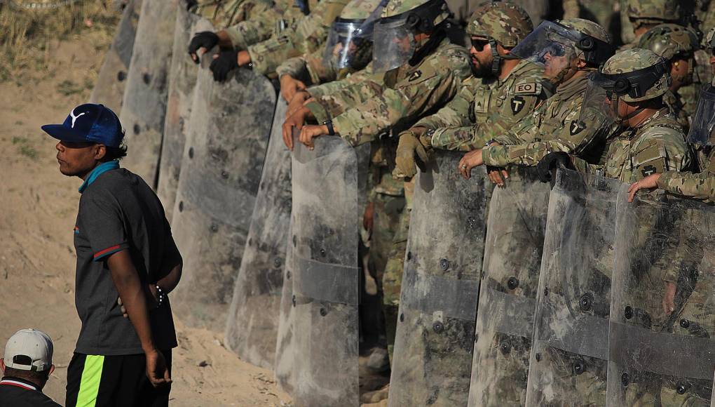 Personal de la Guardia Nacional estadounidense refuerza una entrada de migrantes que permanecen en las inmediaciones de la frontera con México. 