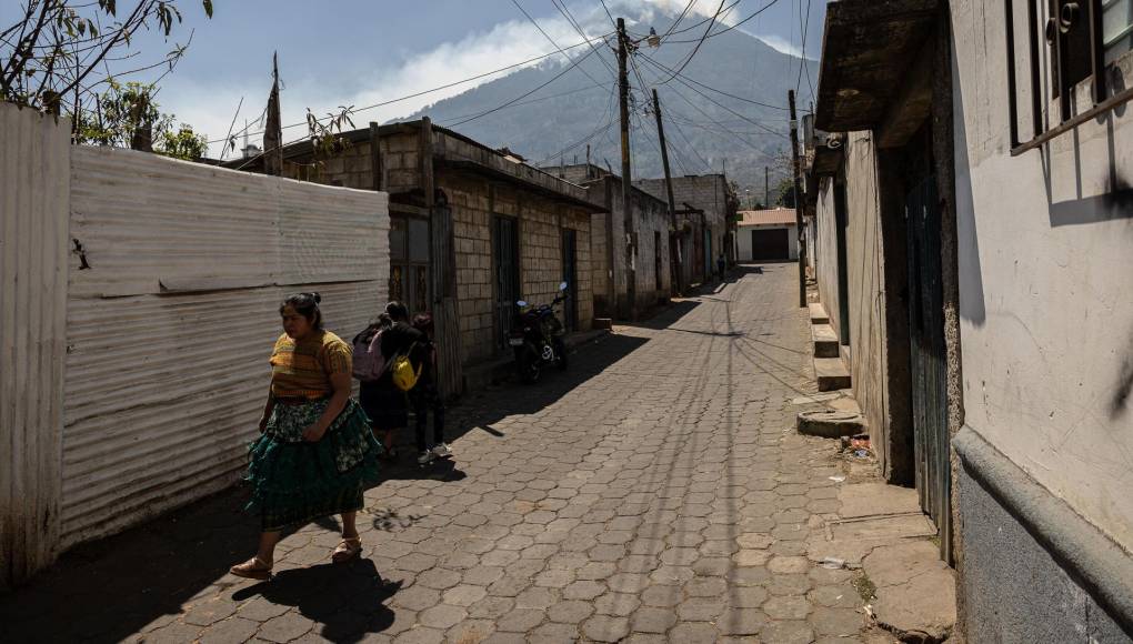 En los últimos ocho días, Guatemala ha registrado más de 35 incendios forestales en todo el territorio y hasta este lunes 27 de ellos continúan activos, aseguró la misma fuente. 