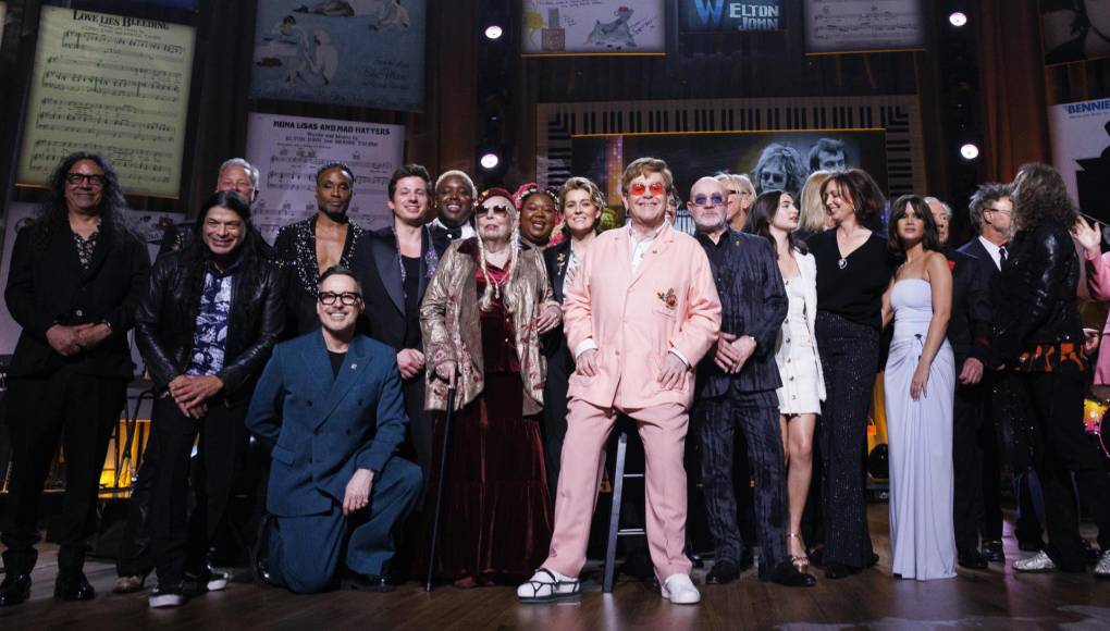 Elton John estuvo arropado durante la gala por bandas y cantantes de la talla de Metallica, Joni Mitchell, Annie Lennox, Billy Porter, Garth Brooks y Brandi Carlie, que subieron al escenario para dedicarle canciones.