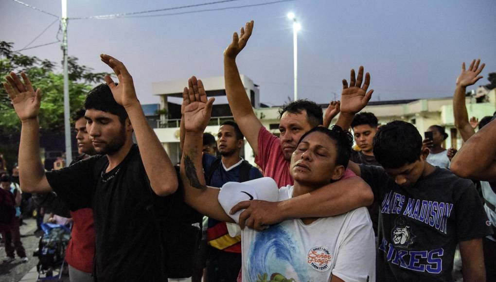 El migrante realizó oraciones por la noche del domingo y este lunes, cuando se unió al contingente, cuyo objetivo final es llegar a Estados Unidos.