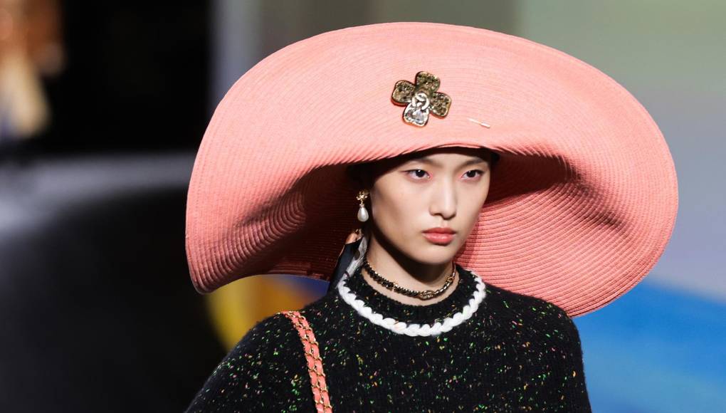 La casa Chanel organizó un desfile “como un invierno aterciopelado junto al mar”, con grandes sombreros de playa, vestidos anchos y confortables y camisones en la recién pasada semana de la moda parisina. 