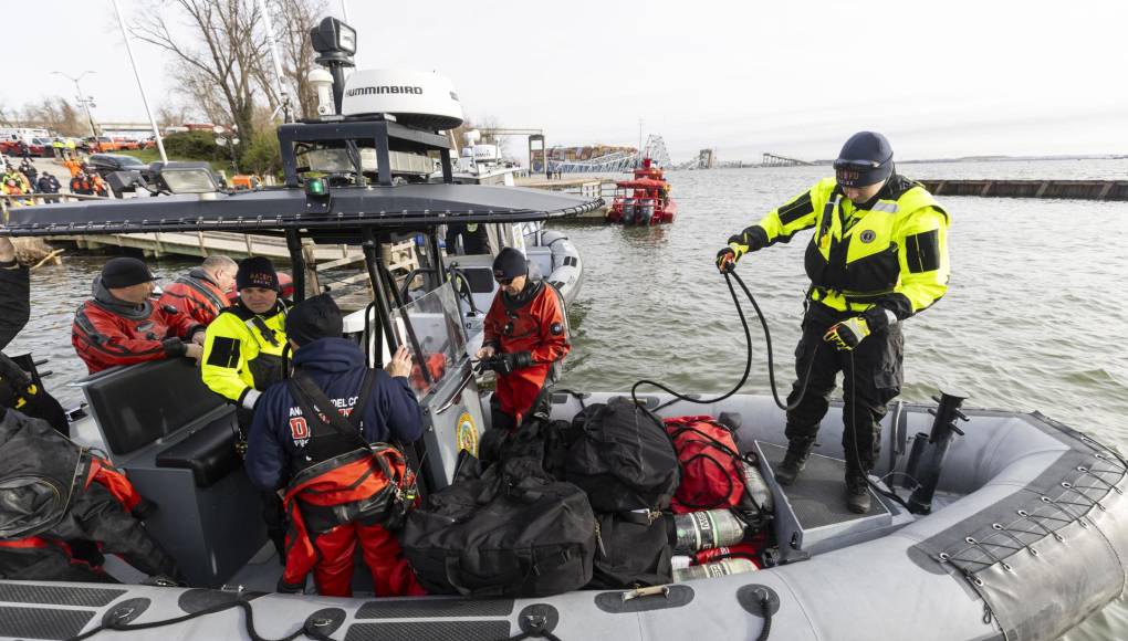 Los servicios de emergencia buscan este martes a por lo menos seis personas tras derrumbarse un puente en la ciudad de <b>Baltimore</b>, en la costa este de Estados Unidos, después de que un barco colisionara contra él. 