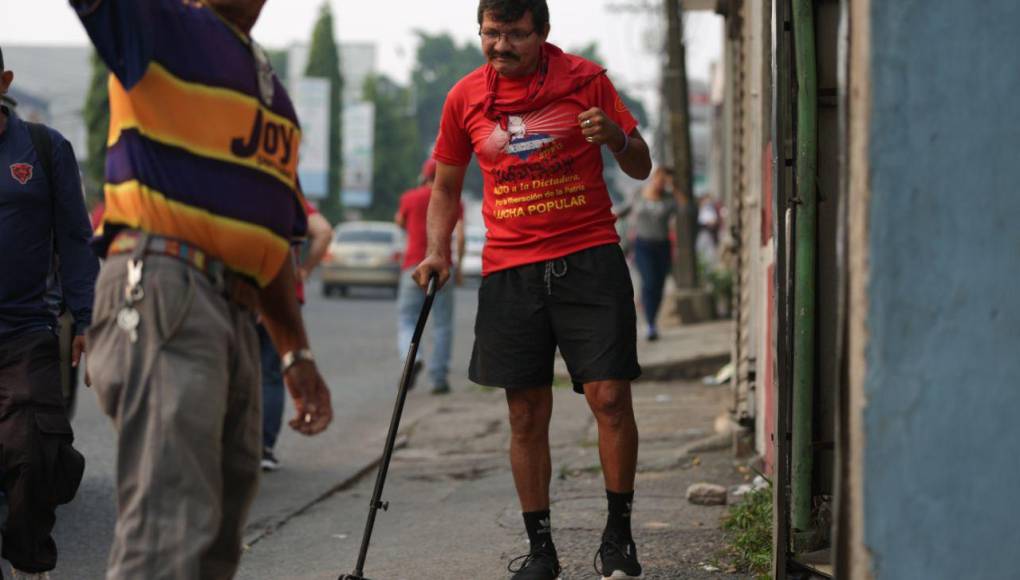 Ni su discapacidad física le impidió a este hombre manifestarse en el Día del Trabajador en Honduras. 
