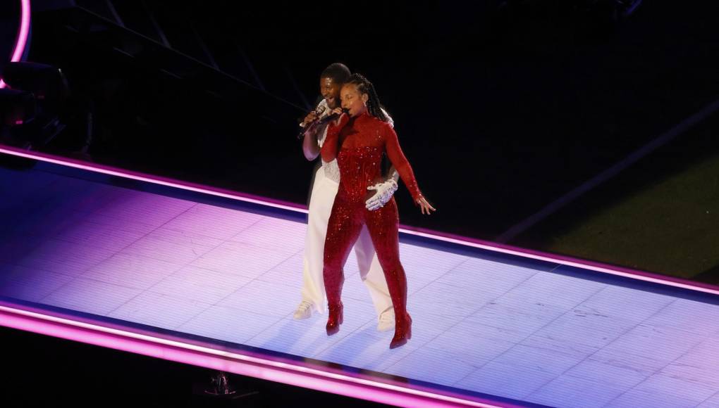 Usher y Alicia Keys cantaron muy pegados su canción “My boo”. Previamente Alicia Keys cantó una breve parte de la canción “If I Ain’t Got You”.