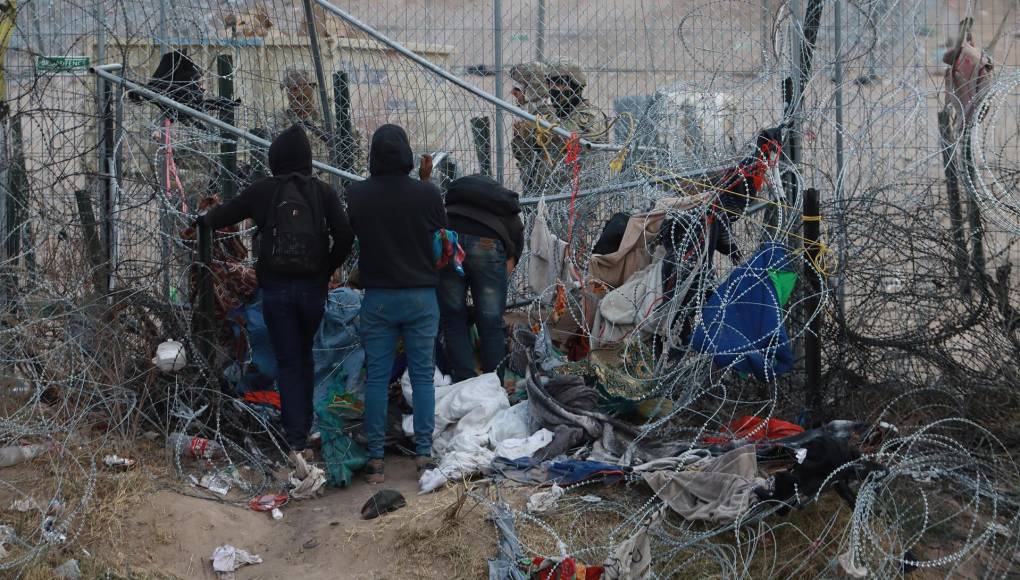Los migrantes esperan alguna posibilidad de cruzar las vallas fronterizas con Estados Unidos. 