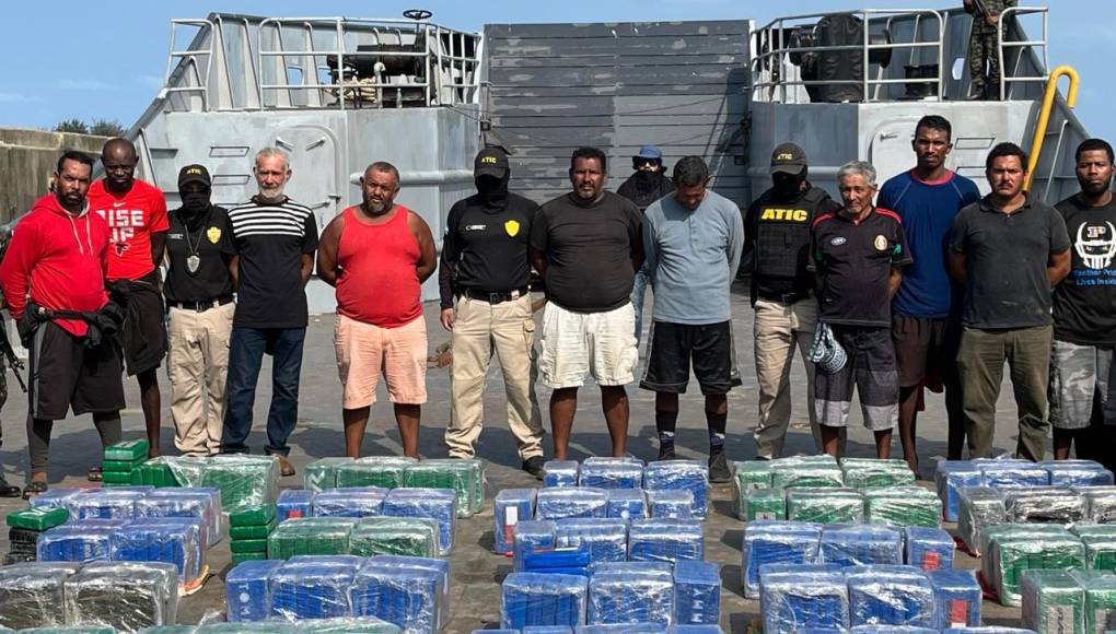 La Agencia Técnica de Investigación Criminal (Atic) con el apoyo de la Fuerza Naval de Honduras (FNH) concluyeron el conteo de 45 fardos con presunto clorhidrato de cocaína, que suman 1,350 kilos de la droga.