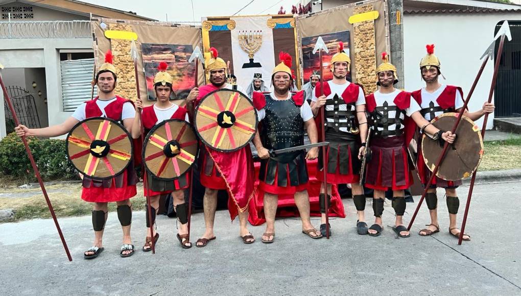 Los soldados Romanos que según la historia fueron quienes se burlaron de Jesús, lo coronaron con espinas y lo torturaron también forman parte de la dramatización en las calles de Barandillas. Fueron personificados por jóvenes que llevan varios meses ensayando en la comunidad.