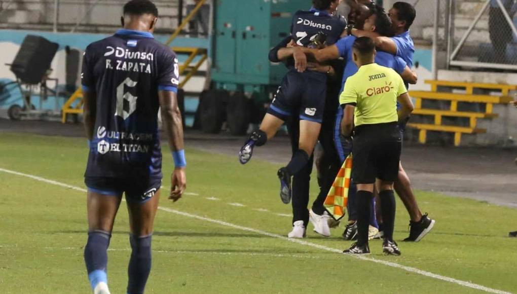 ¡Tremendo! Mathías Vázquez se fue a festejar con su padre en el área técnica su primer gol en Liga Nacional con Motagua.