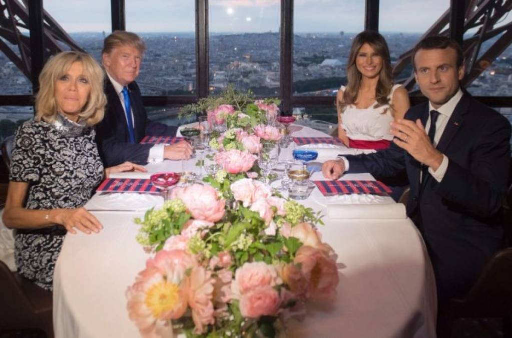 La pareja presidencial estadounidense fue invitada por sus anfitriones franceses para cenar en el exclusivo restaurante Jules Verne, ubicado en el segundo piso de la Torre Eiffel, a 125 metros de altura.