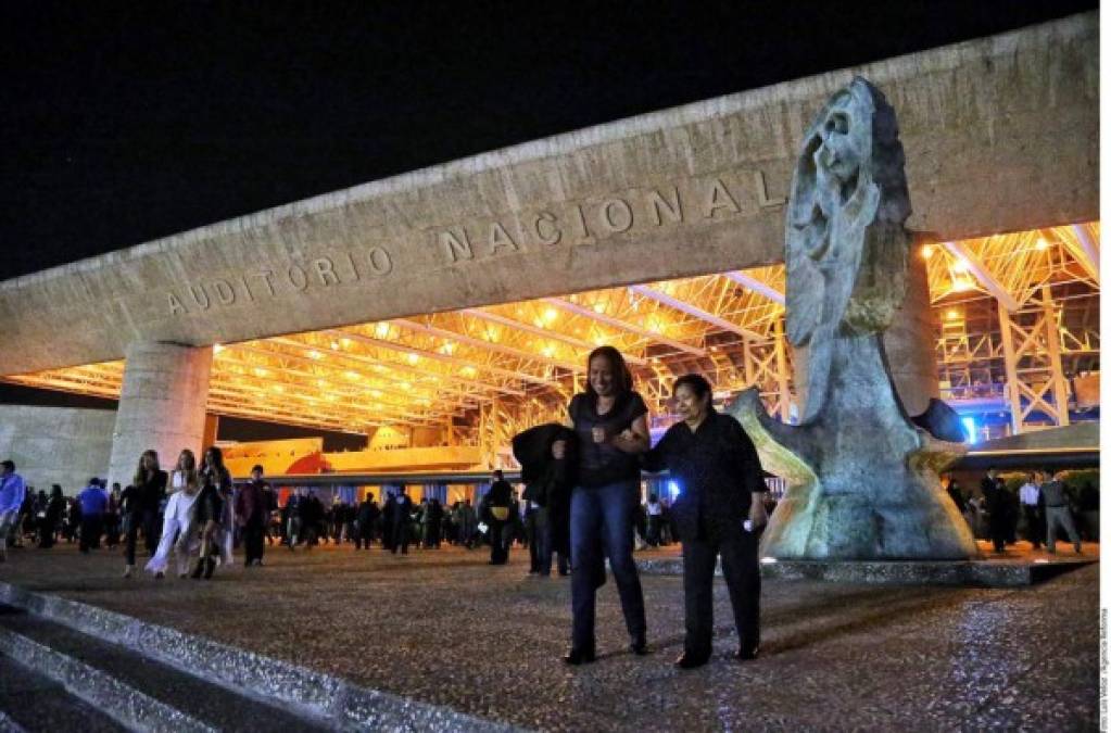 Personas de diferentes países viajaron para ver la presentación de Luis Miguel en el Auditorio Nacional de México.