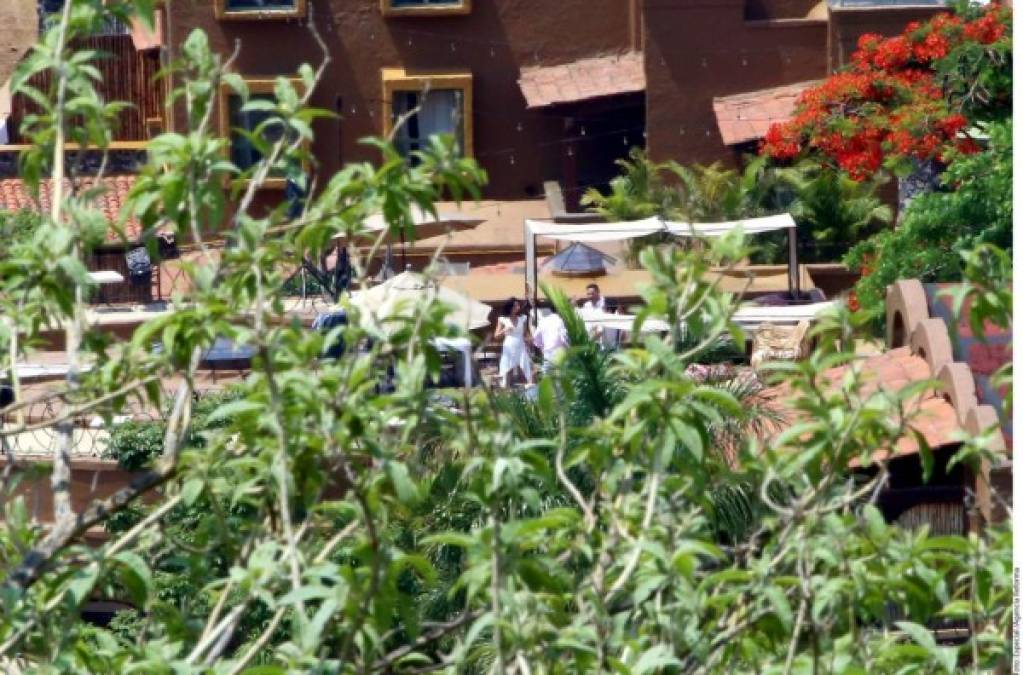 El montaje y decoración de la celebración fue de la empresa SZ Eventos, que apostó por elementos orgánicos, arreglos florales y mesas y sillas de madera.