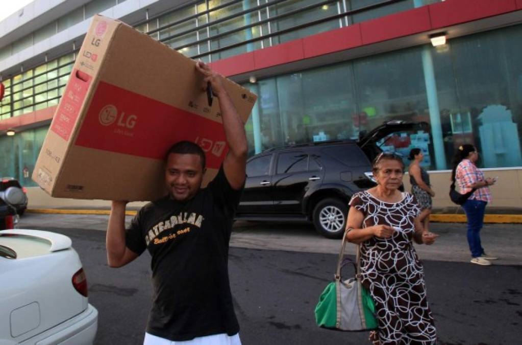 Los nuevos horarios de estos gigantes del comercio en el país han marcado la pauta para los centros comerciales, que han pedido a su vez a las tiendas que alojan que abran el día de Acción de Gracias.<br/>