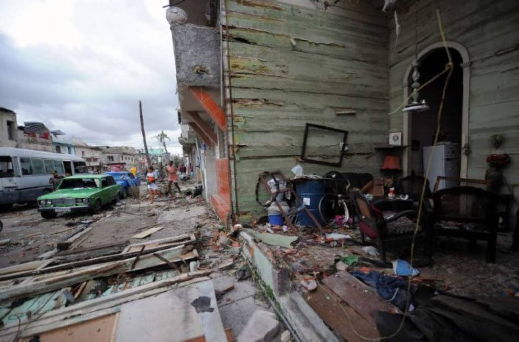 Los cubanos compartieron en redes sociales imágenes de la devastación causada por el inesperado tornado.