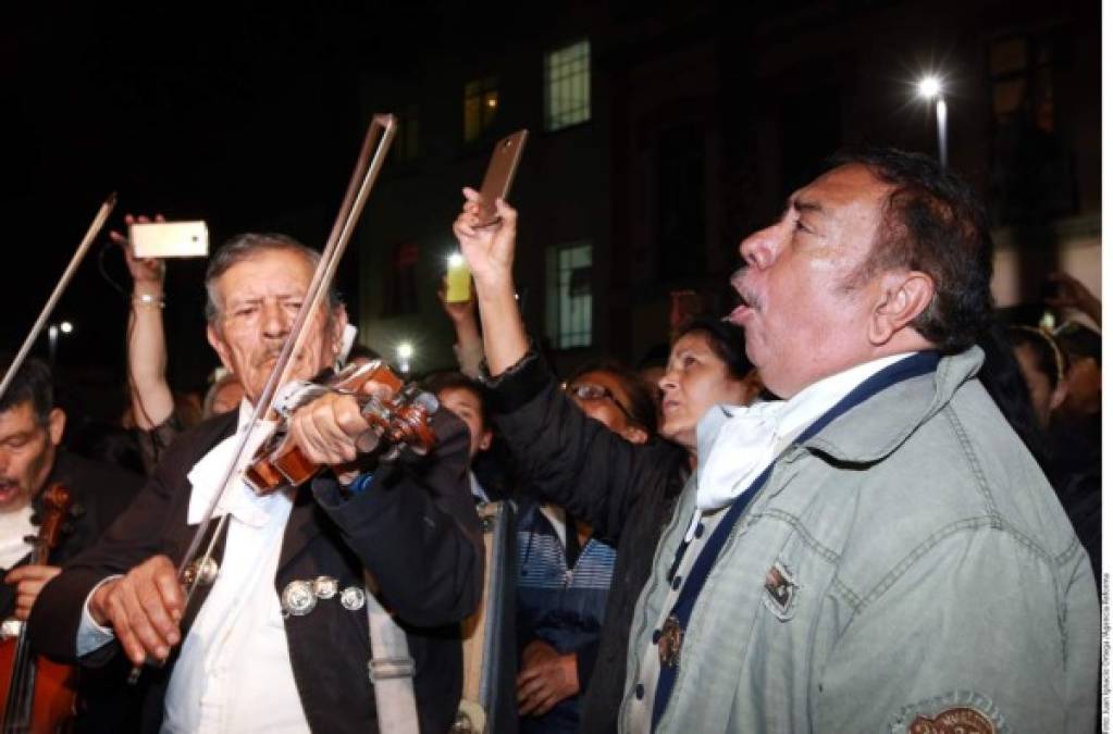 De vez en cuando hacía unos pasitos de baile y se meneaba como era su costumbre, pero tenía cuatro sillones en cada punto del escenario para sentarse cada que el cansancio se hizo presente.