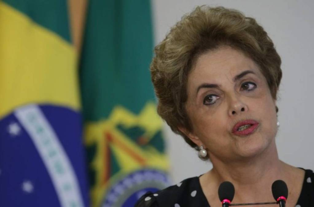 La presidenta de Brasil Dilma Rousseff fue destituida por el Senado este miércoles y el poder lo asumirá de forma definitiva su exvice y máximo enemigo, Michel Temer. El Senado aprobó la destitución de Rousseff con 61 votos a favor y 20 en contra. Bastaban 54 votos (dos tercios de los 81 senadores) para que Rousseff fuera condenada.