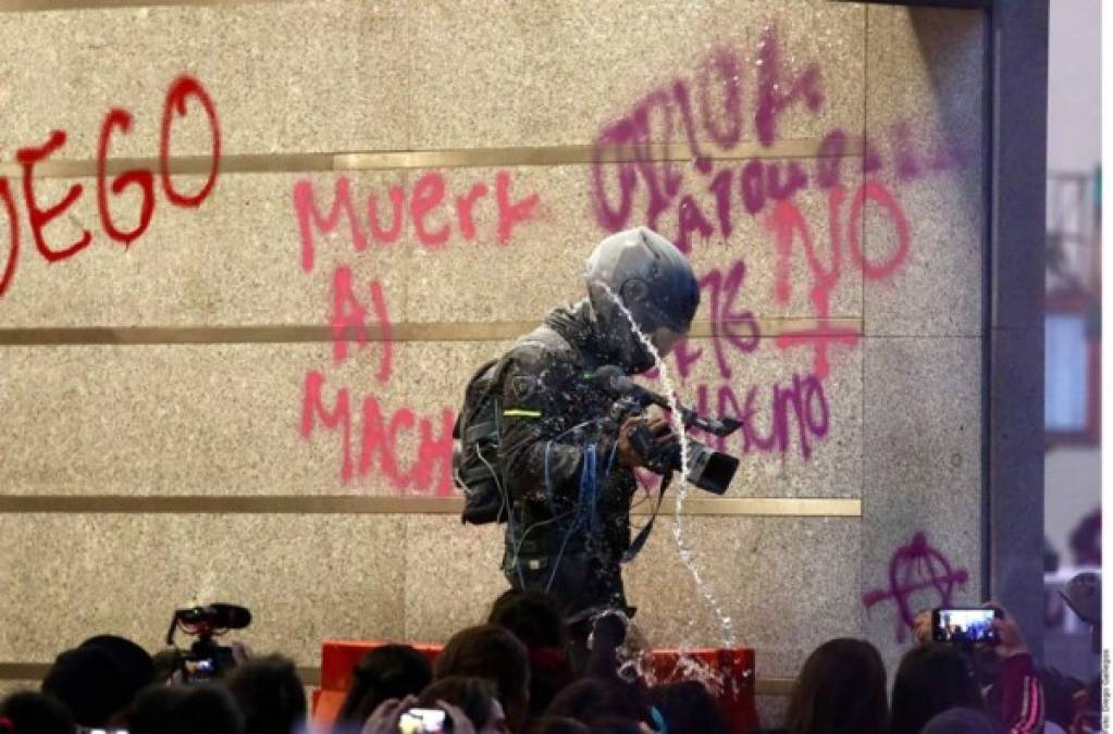 Aspecto de los desmanes y pintas, durante Marcha Feminista por la Glorieta de Insurgentes. Personajes: Manifestantes