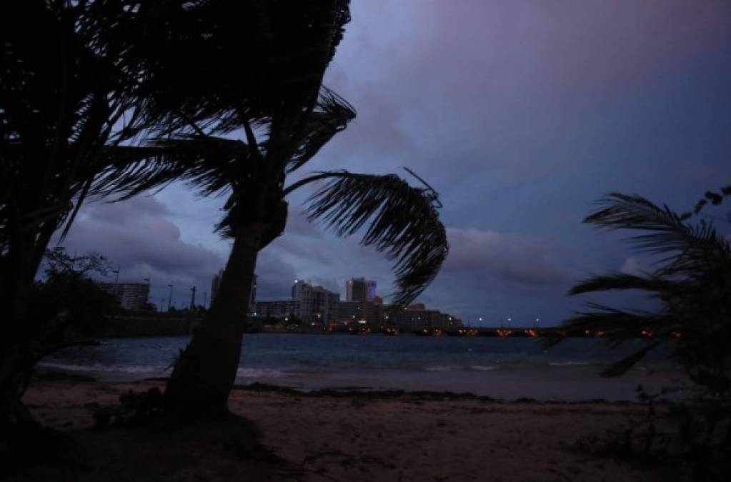 Vista nocturna desde una carretera en una calle de San Juan, Puerto Rico.