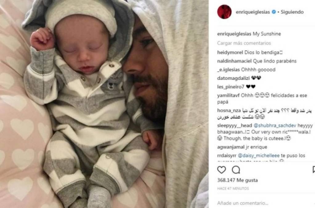 Enrique Iglesias y Anna Kournikova lograron mantener su embarazo en completo secreto, pero ahora los padres rompieron el secretismo que rodeaba a su hijos compartiendo las primeras fotos de sus gemelos. 'Mi rayito de luz', se tituló la conmovedora foto donde el cantante aparece junto a uno de sus hijos recién nacidos. Una hora más tarde, la ex estrella del tenis compartió una foto diferente con el otro bebé gemelo junto con la misma leyenda, 'Mi rayito de luz'.