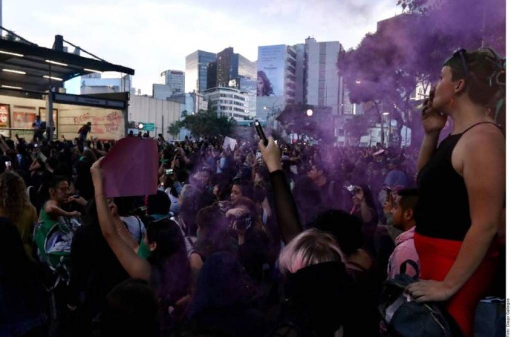 Al finalizar la marcha, con la noche encima y la calle llena de diamantina rosa, lo que quedó fueron vidrios rotos y un comunicado del Gobierno de la Ciudad.