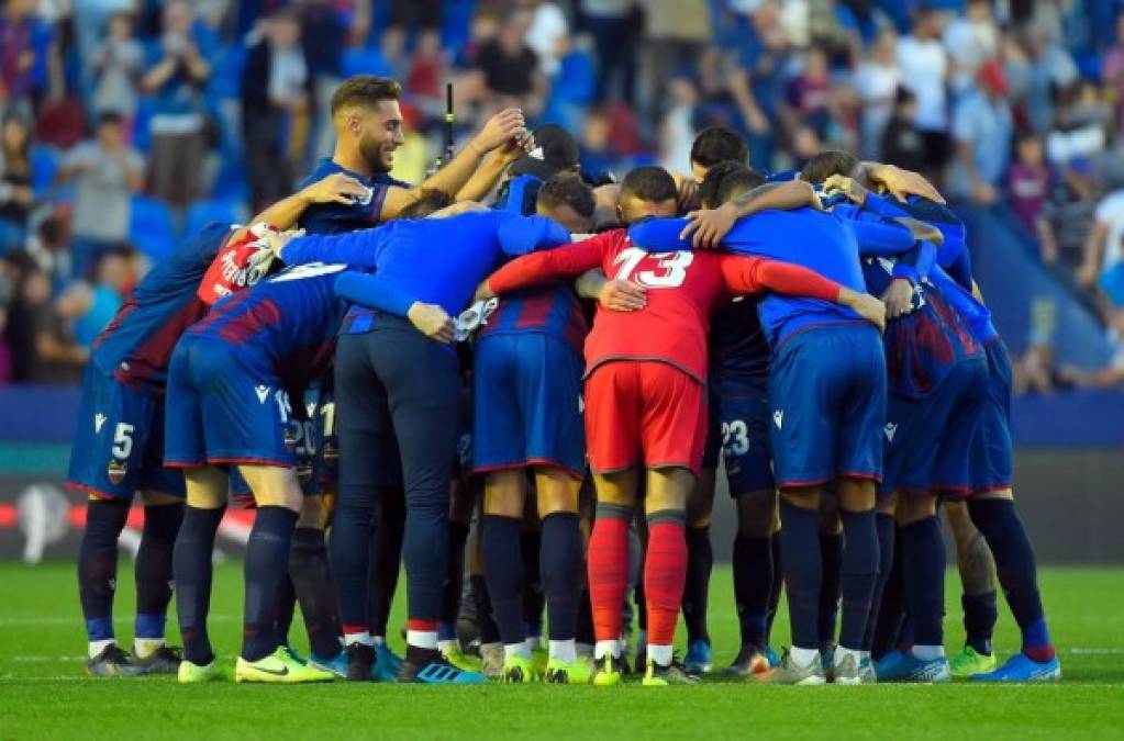 Los jugadores del Levante celebraron en el campo al final del partido.