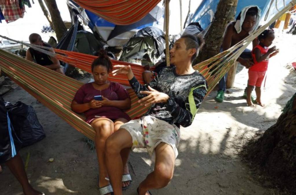Algunos habían acampado en playas de Necoclí por más de un mes. Ahora, a puertas de Panamá, acusan fatiga y escasez de dinero.