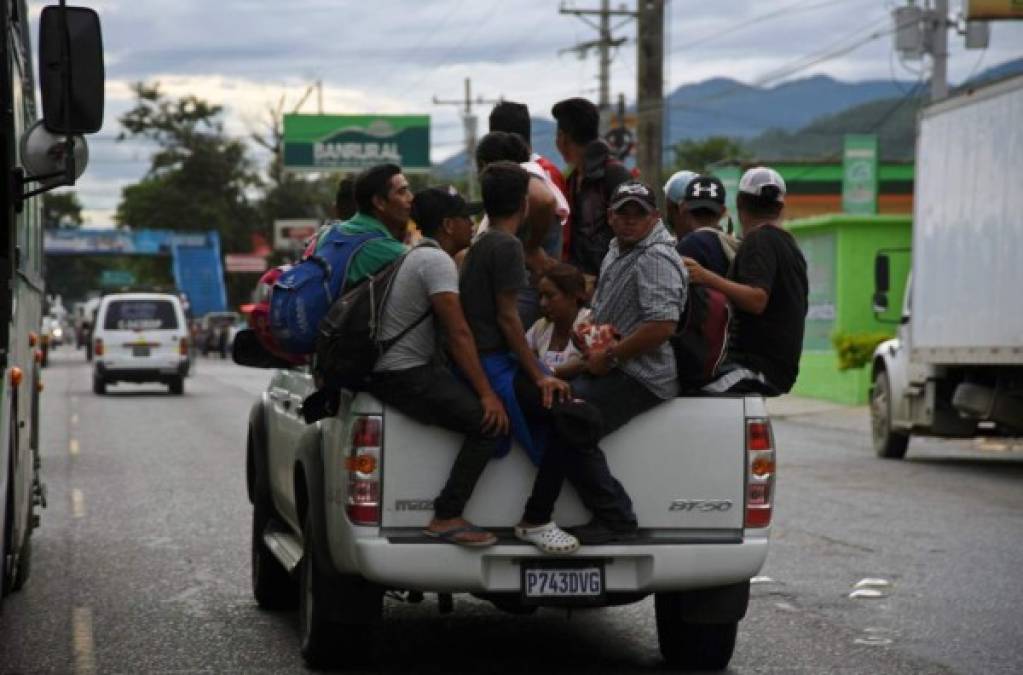 A truck gives Honduran migrants a lift on their way to the United States, in Rio Hondo, Zacapa, Guatemala, on October 16, 2018. - A migrant caravan set out on October 13 from the impoverished, violence-plagued country and was headed north on the long journey through Guatemala and Mexico to the US border. President Donald Trump warned Honduras he will cut millions of dollars in aid if the group of about 2,000 migrants is allowed to reach the United States. (Photo by Orlando ESTRADA / AFP)