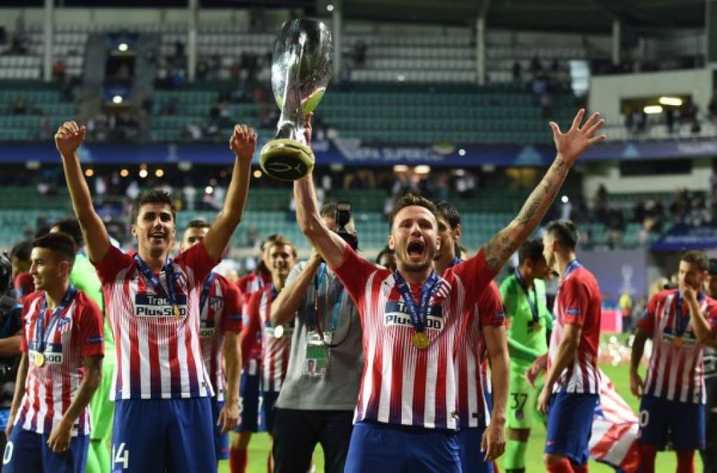 Saúl Ñíguez celebrando con el trofeo de la Supercopa de Europa.