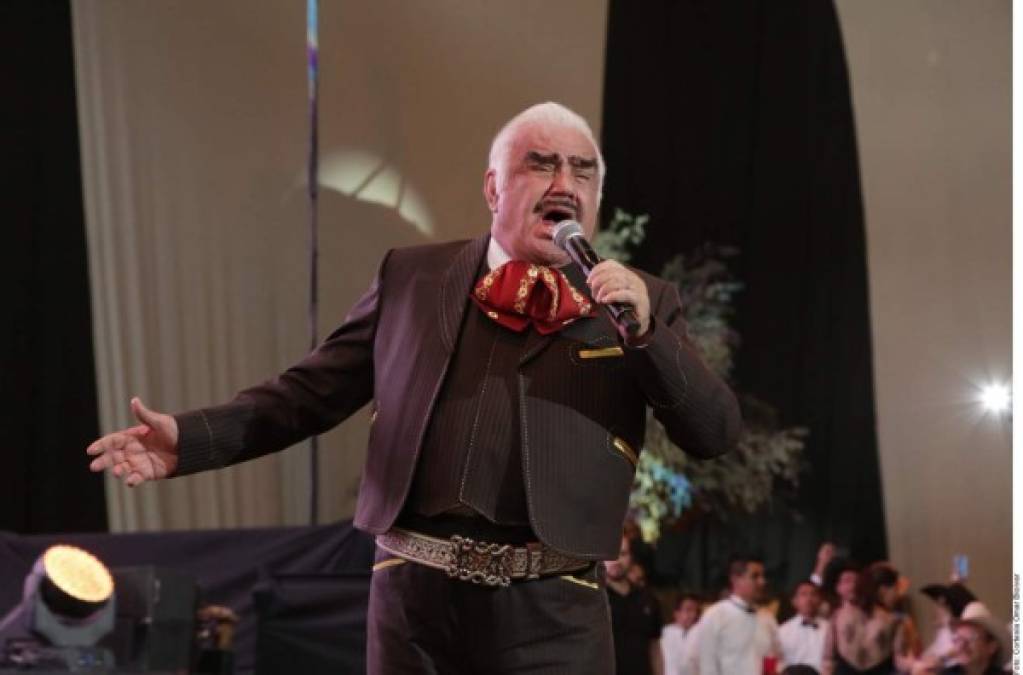 El cantante mexicano Vicente Fernández se encuentra en medio de una polémica por un tocamiento indebido a una jovencita.
