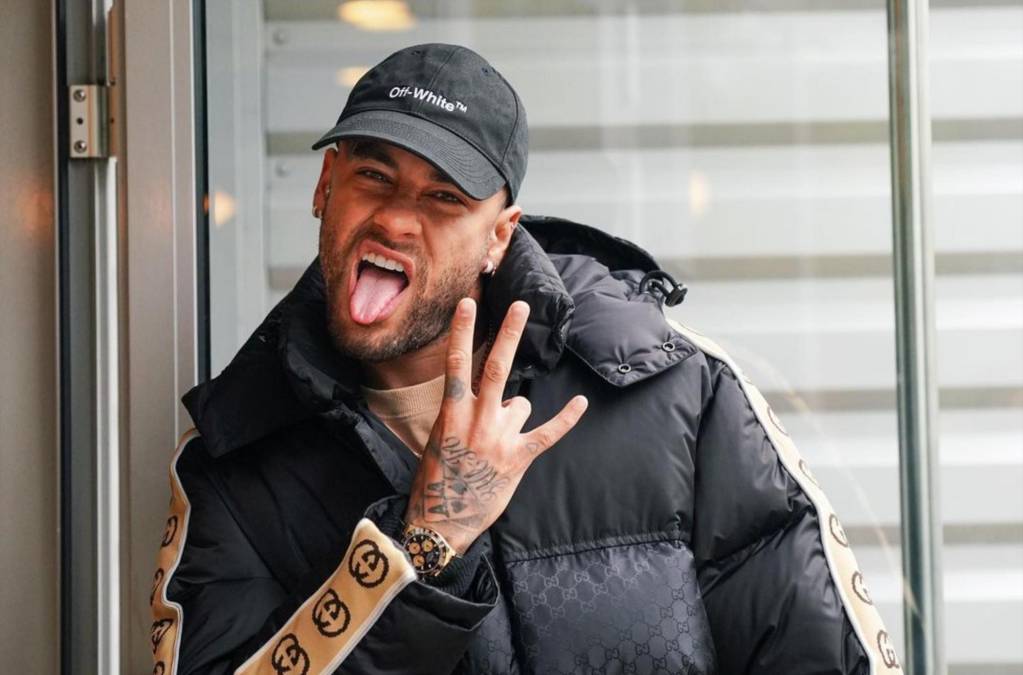 Neymar vuelve a estar en el ojo del huracán por su estilo de vida. En esta ocasión sus vecinos en Francia han denunciado lo que ocurre en la casa del atacante brasileño.