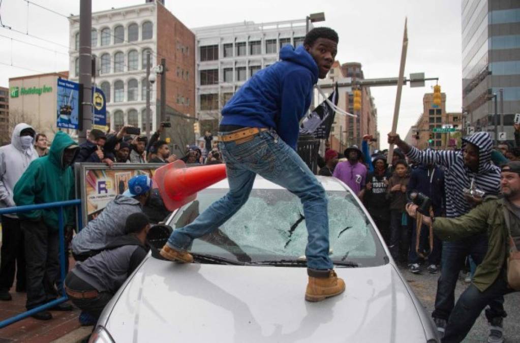 Donald Trump fue nuevamente acusado de racismo tras calificar a la ciudad de Baltimore, mayoritariamente afroamericana, como un 'desastre asqueroso, infestado de ratas y roedores', con mayores índices de violencia que Honduras.