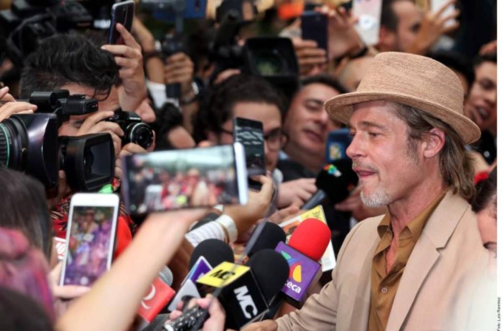 Al ex de Angelina Jolie y Jennifer Aniston le dieron un sombrero de charro y se lo puso sobre su fedora, con la que jugueteó en varias ocasiones y se la prestó a dos chicas para hacerse fotos. <br/>