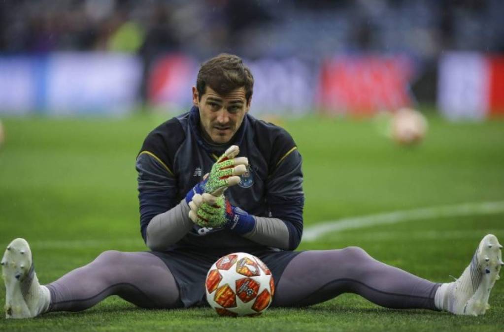 El Porto ha inscrito a Iker Casillas para la Liga Portuguesa 2019/2020, a pesar de que actualmente forma parte del staff directivo mientras se recupera del infarto que sufrió en mayo. El jugador aparece con el dorsal 1 en la lista del club luso.