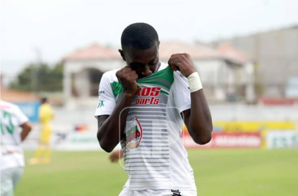 El joven Bryron Rodríguez marcó un nuevo gol con el Platense ante el Vida y besó el escudo del equipo en su celebración.