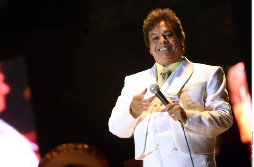 Juan Gabriel no le tenía miedo al color, usaba amarillo, turquesa, rosa mexicano o bien se vestía todo de blanco o de negro.