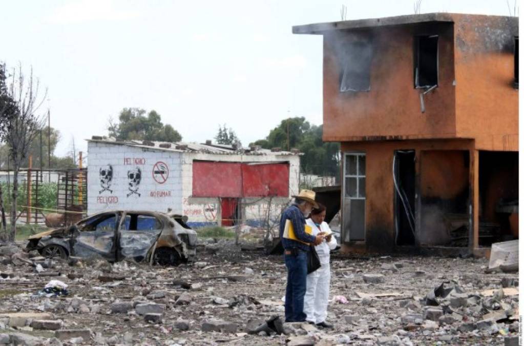 La Cruz Roja del Estado de México lamentó en esa misma red social el fallecimiento de esas personas así 'como de compañeros bomberos y policías que salvaron muchas vidas a cambio de la suya'.Imagen de diario Reforma