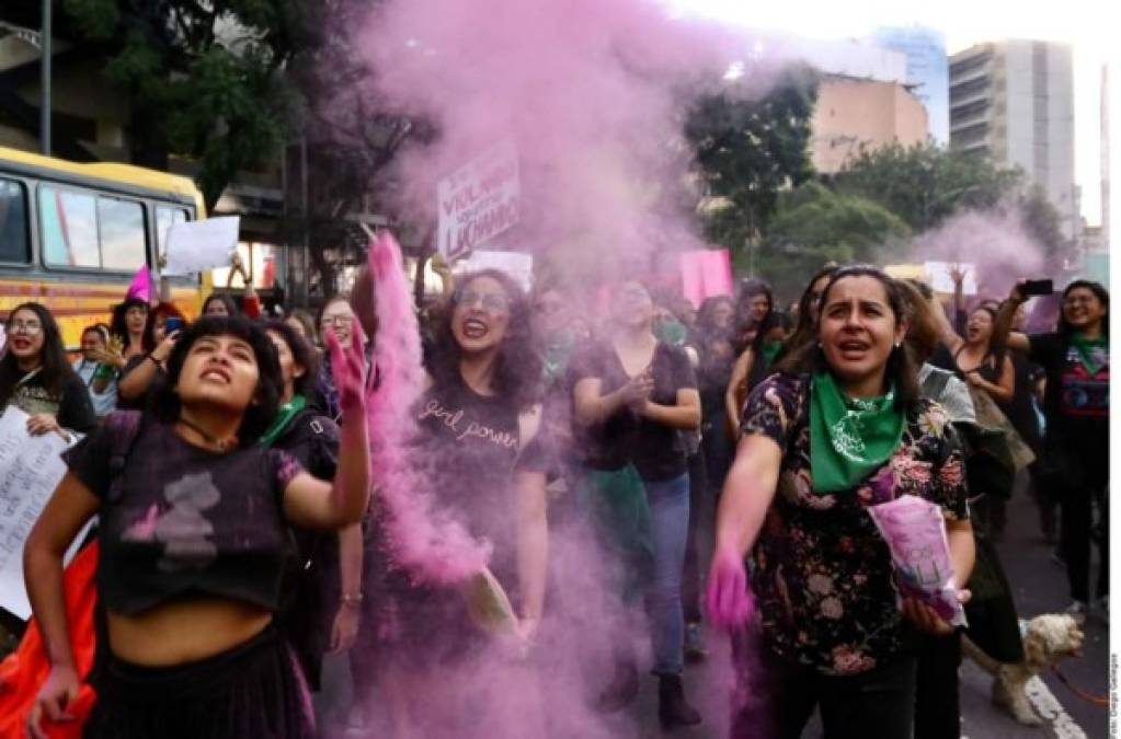 A pocos pasos ingresaron al estacionamiento de la Secretaría de Seguridad Ciudadana (SSC), en Cama de Piedra, donde pintaron al menos cinco vehículos oficiales e intentaron romper los vidrios de la Estación Policial.