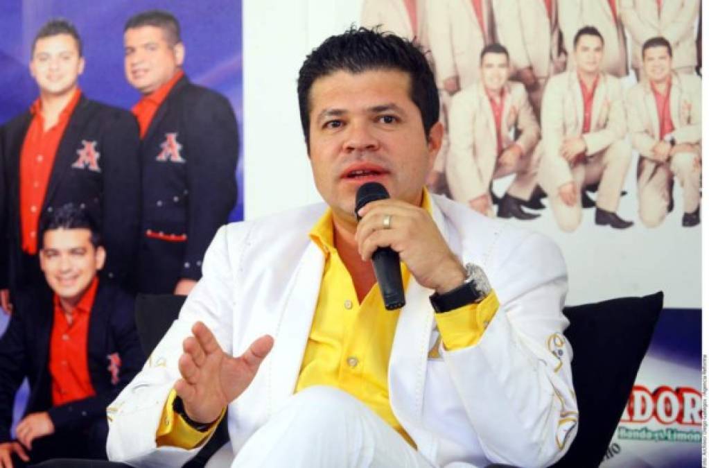 El vocalista principal de La Arrolladora Banda el Limón, Jorge Medina, decidió retirarse por ahora de la agrupación, para descansar y estar con su familia. El intérprete de éxitos, como 'De Ti Exclusivo', 'El Ruido de tus Zapatos' y 'La Llamada de mi Ex', publicó en Twitter su decisión, razón por la que no ha aparecido en las más recientes actuaciones del grupo. 'No es oculto que no estoy trabajando ni me interesa hacerlo. Dejé todo por unos días con la intención sana, muy sana, de darme algo a mí', escribió en @j_medina37.