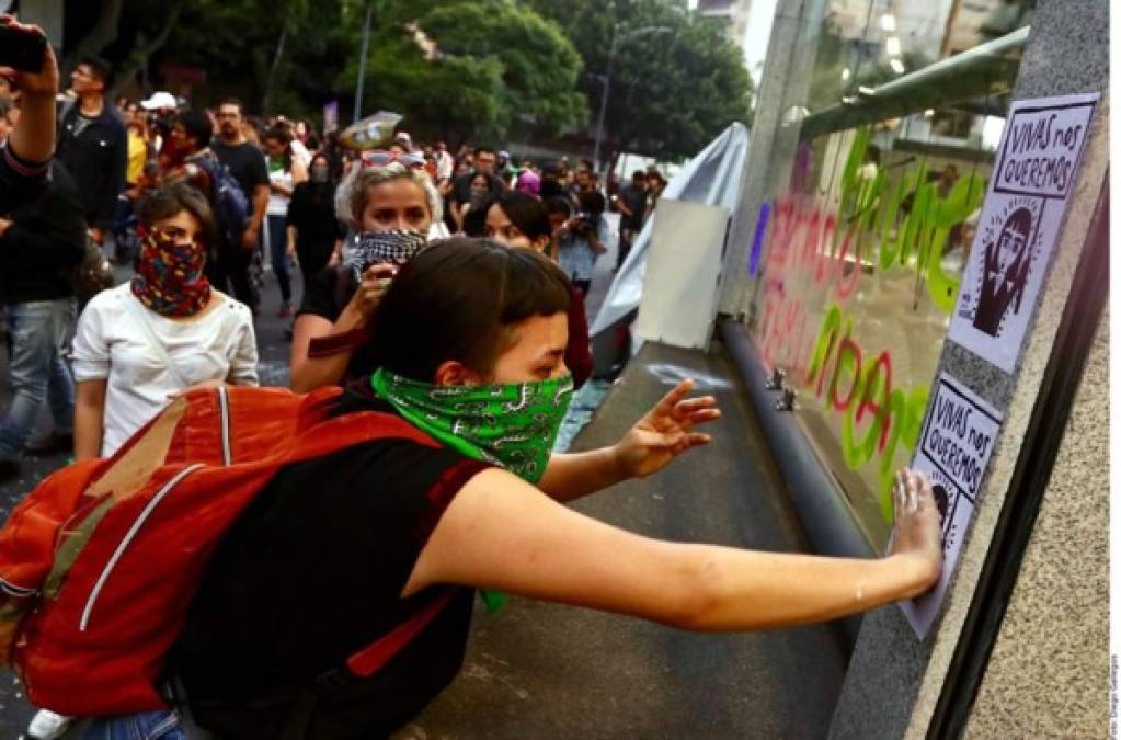 Las jóvenes les exigieron que salieran del flujo de marchistas rociándoles spray e, incluso, intentaron quitarles sus teléfonos celulares y equipo.