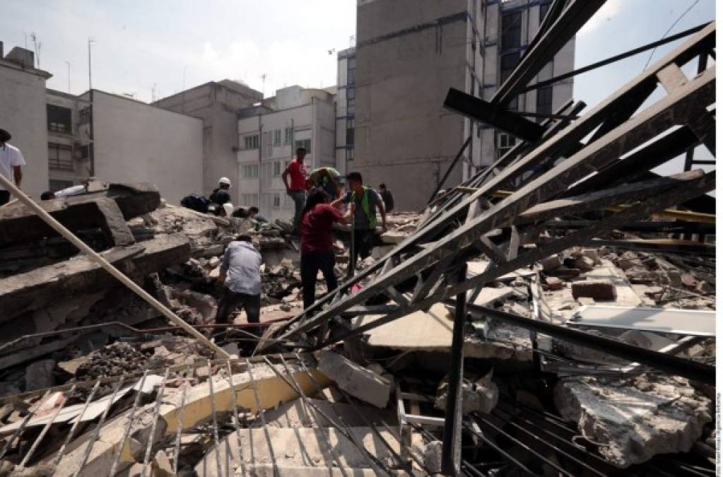 Testigos afirman que aún hay edificios en riesgo de caerse tras la fuerte remecida.